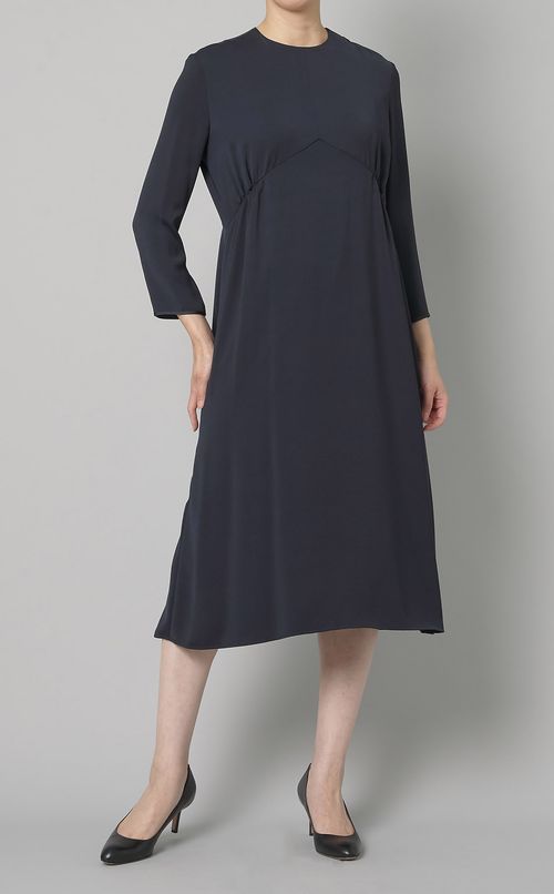 パウダリーサテンバックフレアワンピース