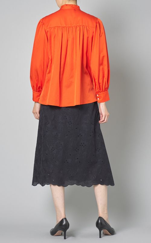 サテンピンタックギャザーブラウス