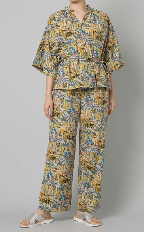 ボタニカルVネックブラウス