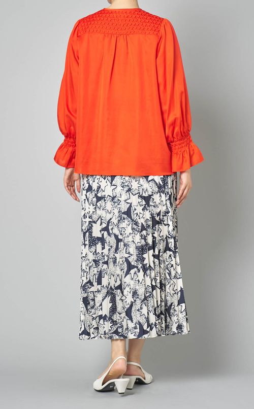 サテンスモッキングブラウス