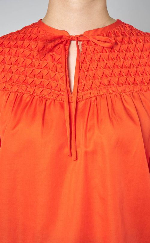 サテンスモッキングブラウス