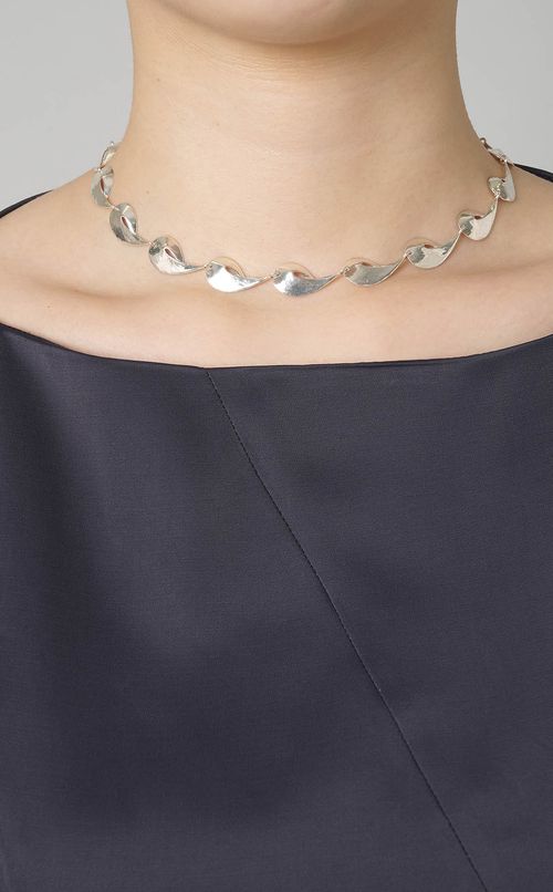 フロウイングモチーフネックレス