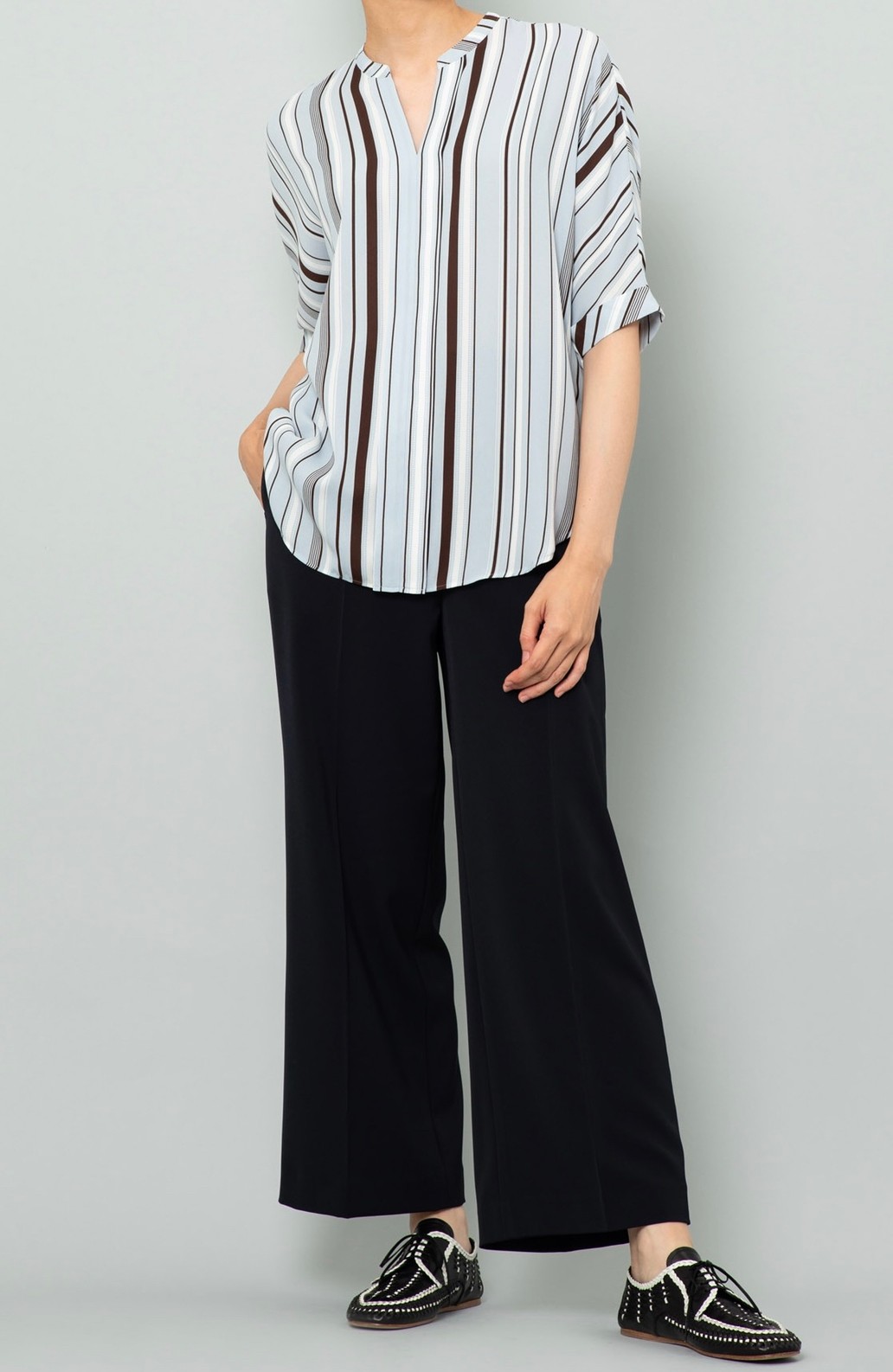 マルチストライプキーネックブラウス