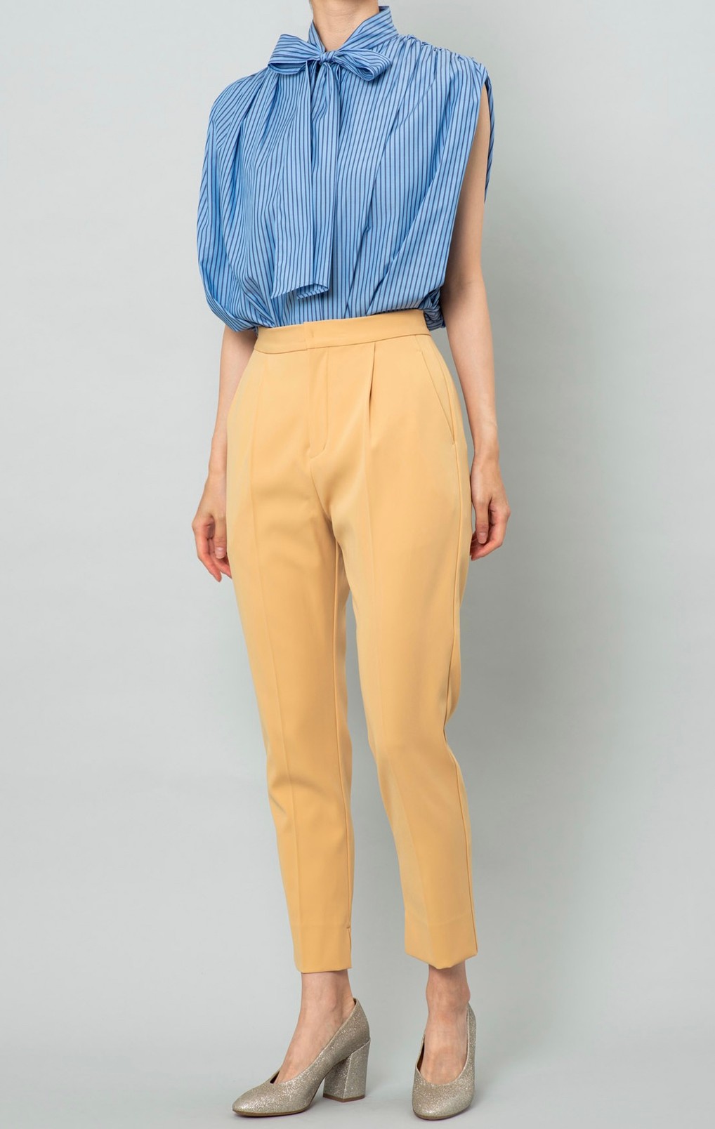 タックテーパードパンツ