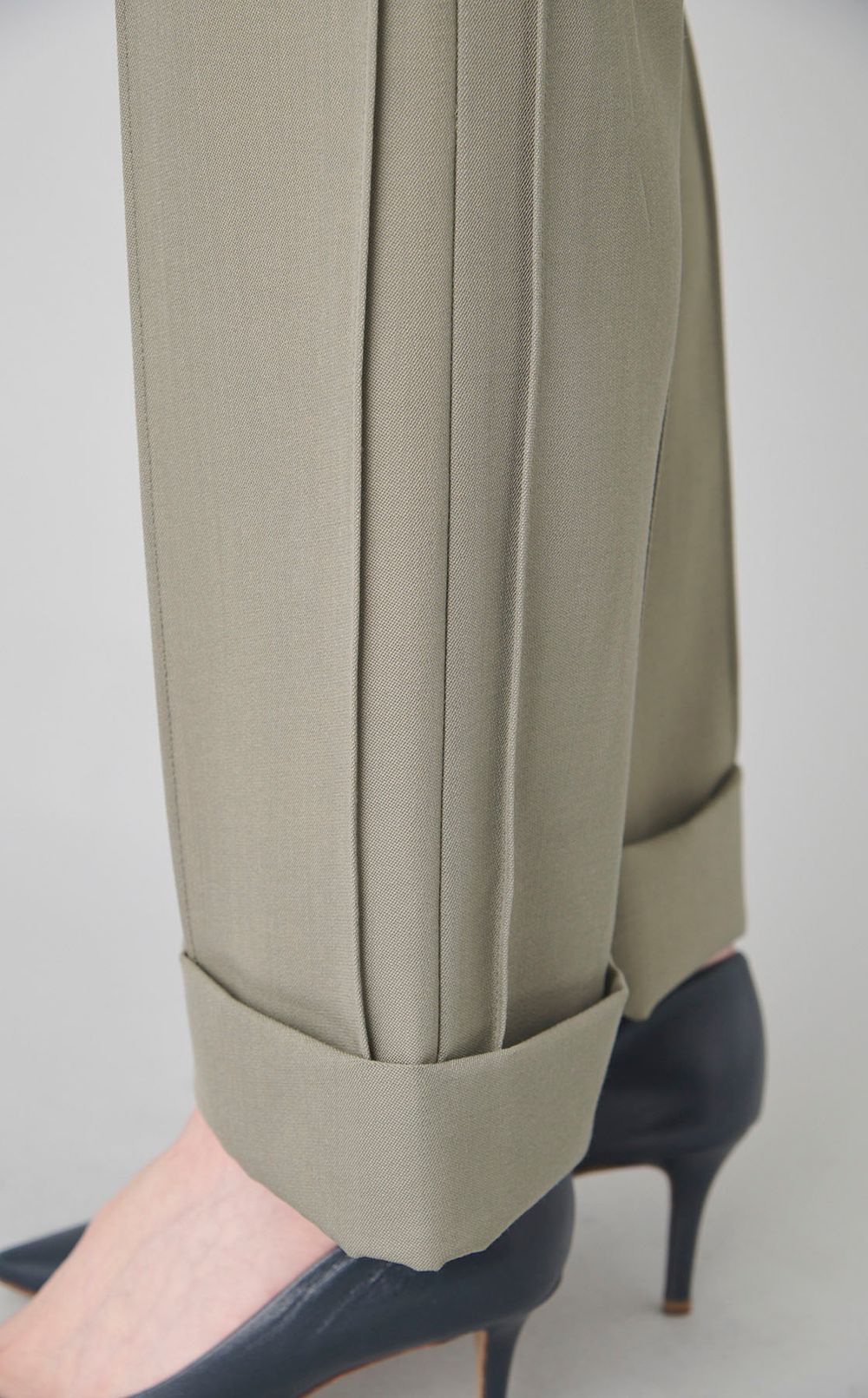 センターシームテーパードパンツ