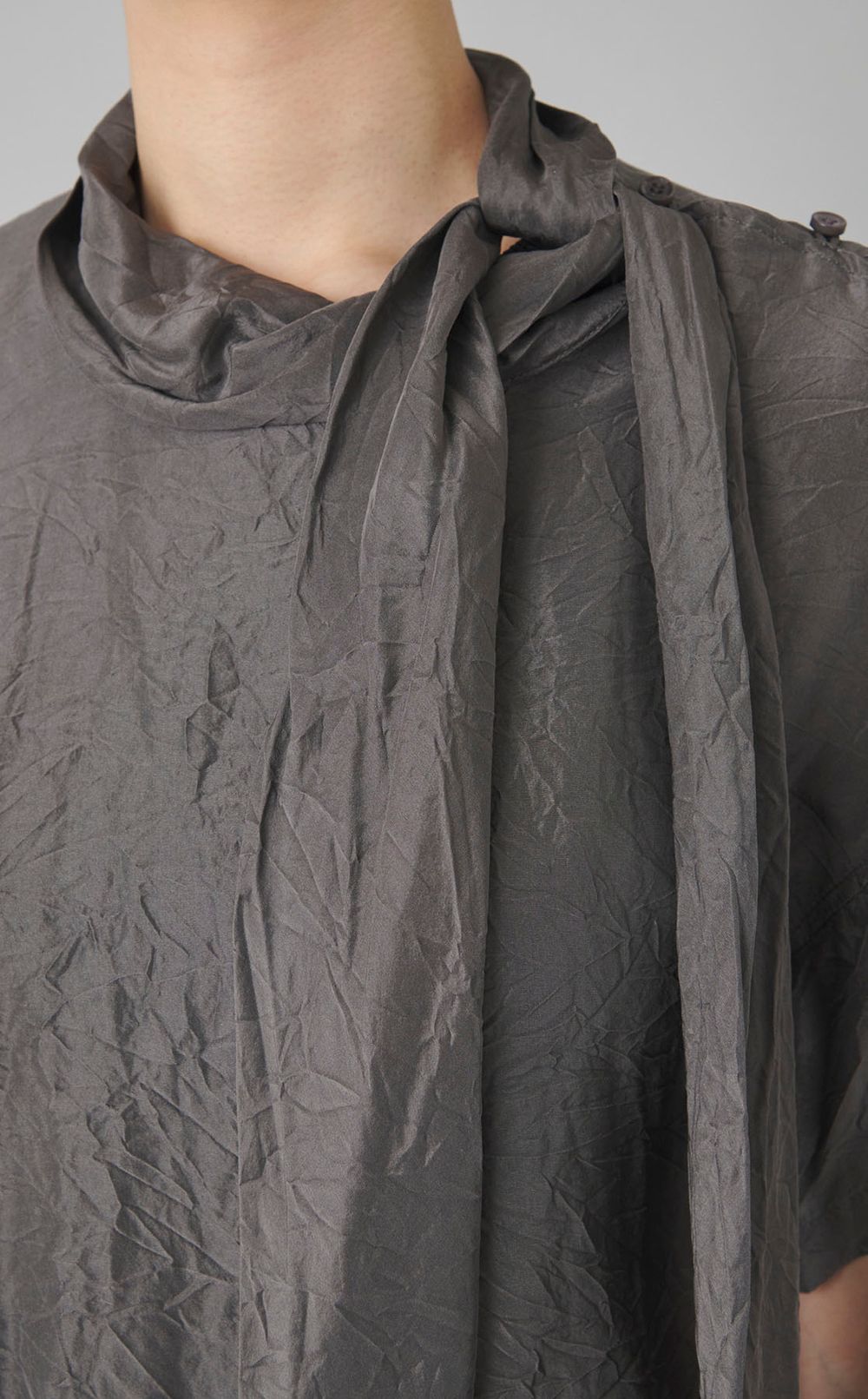 ダブルネックリンクルブラウス