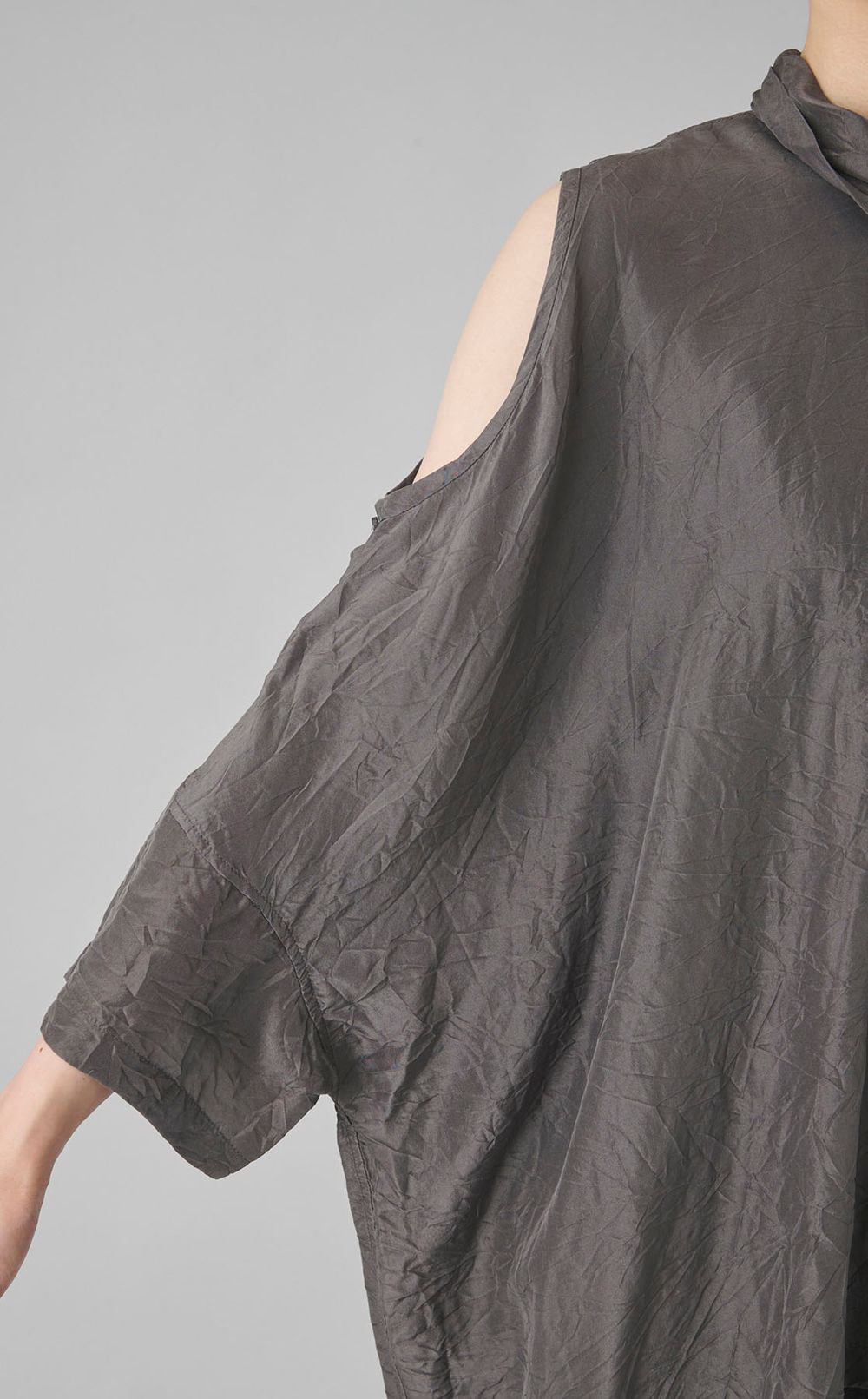 ダブルネックリンクルブラウス