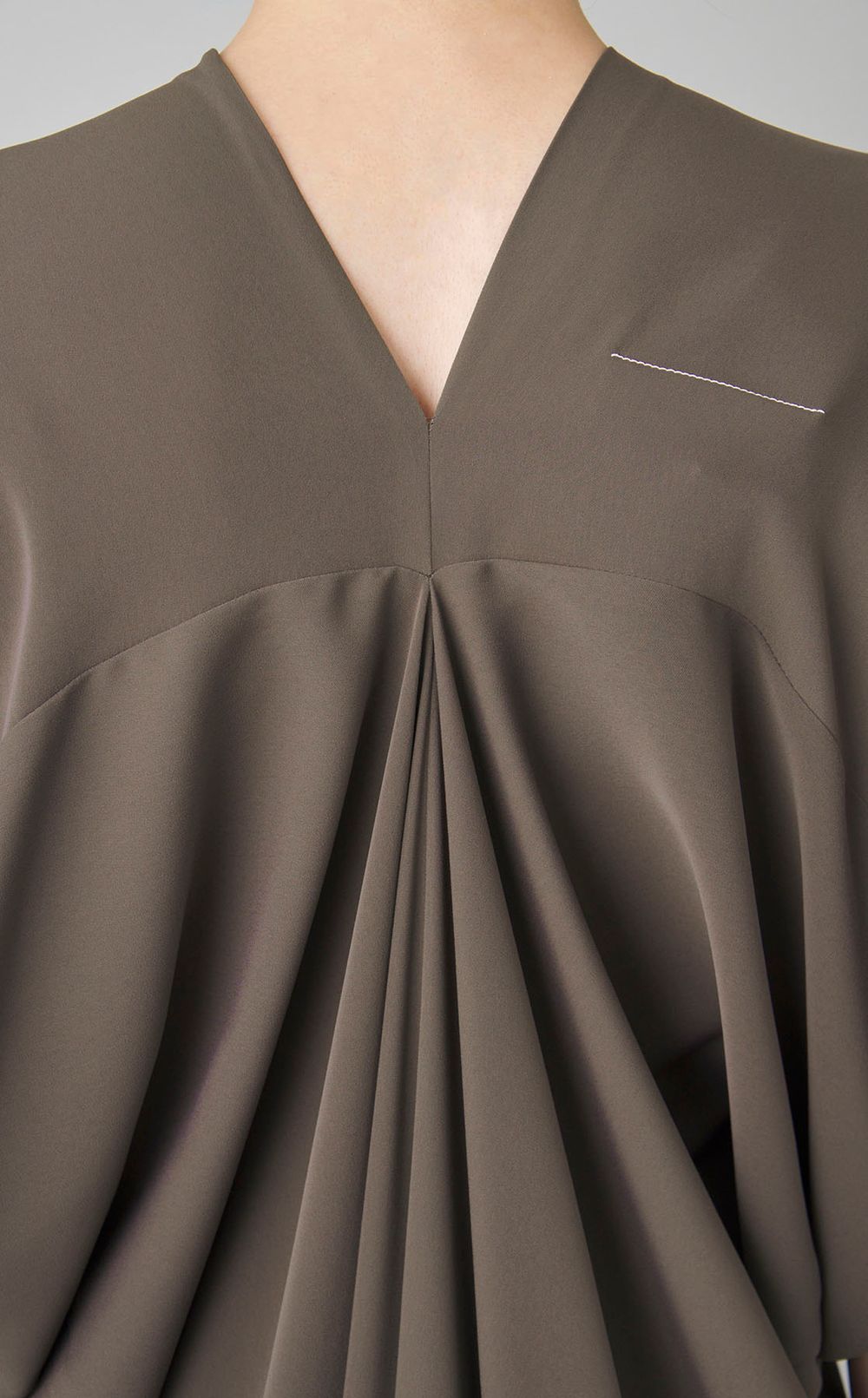 Vネックギャザーワンピース