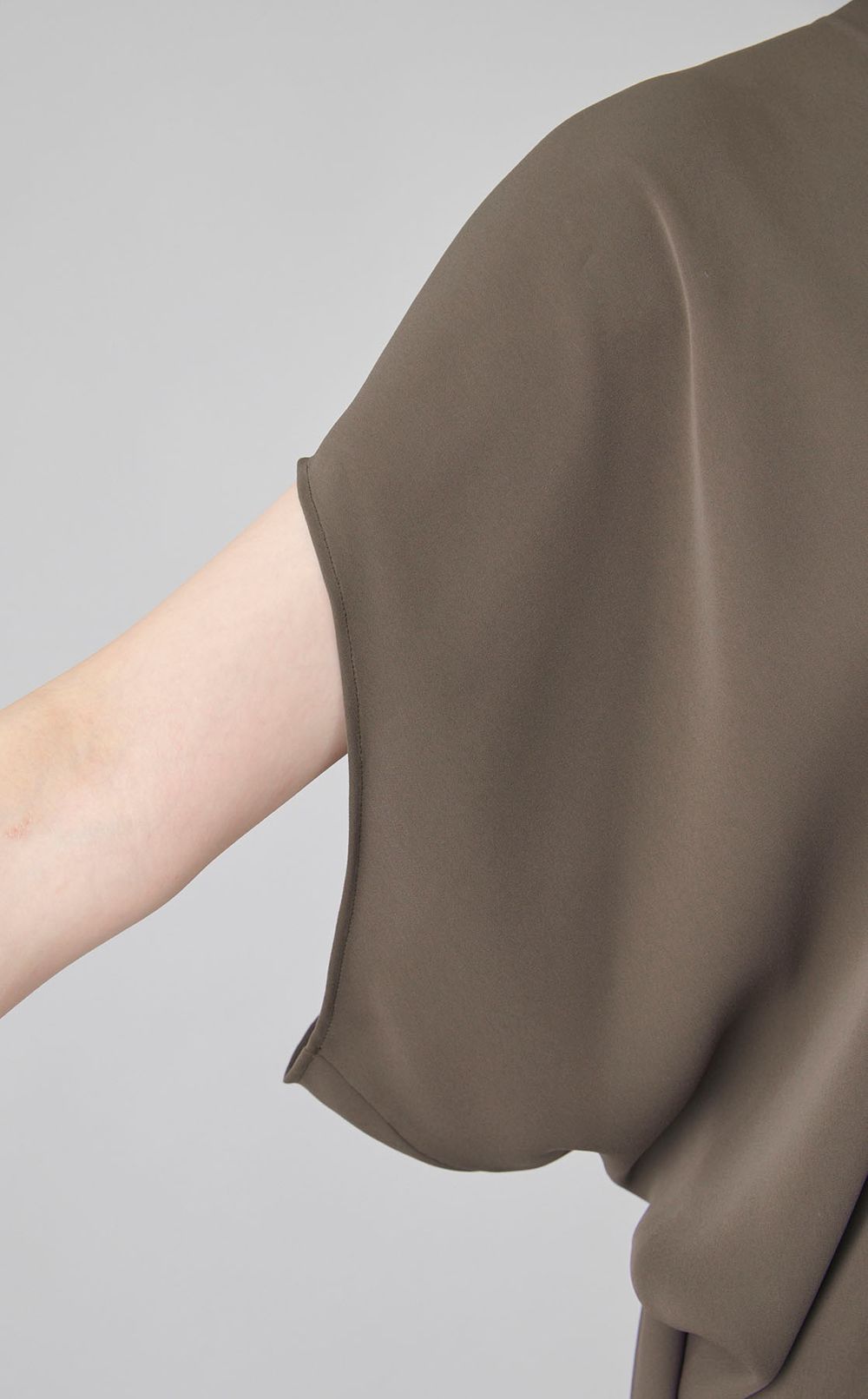 Vネックギャザーワンピース