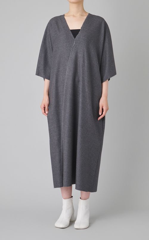 Vネックハーフスリーブワンピース