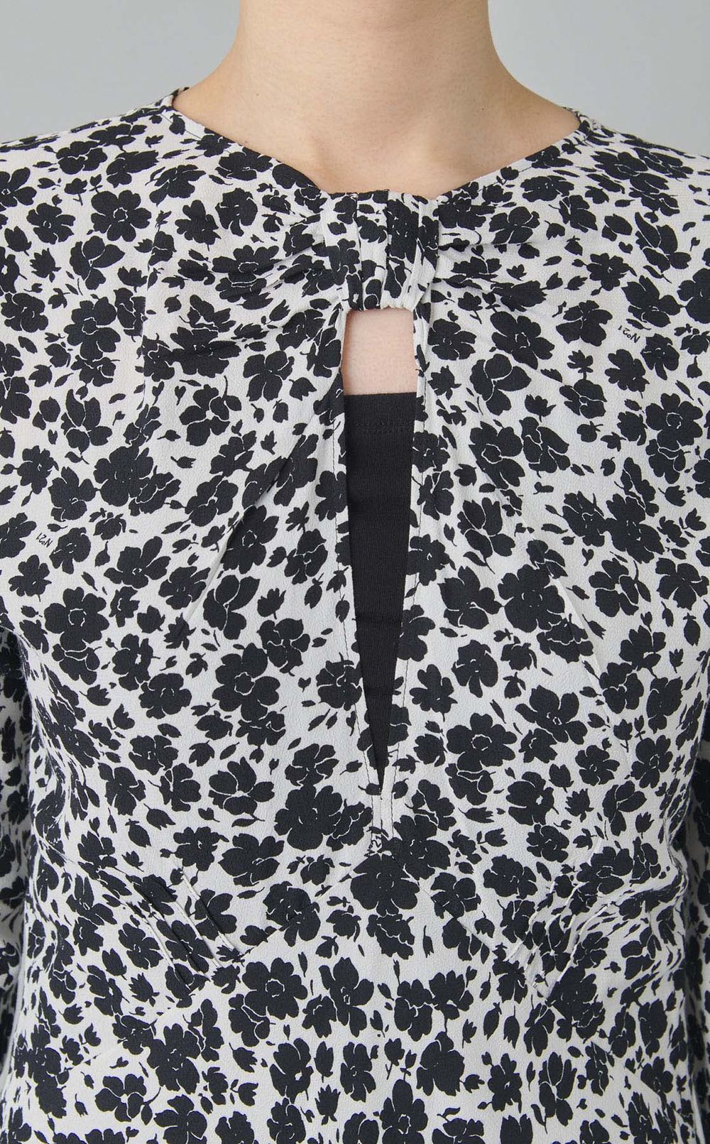 フラワープリン卜ギャザーネックワンピース