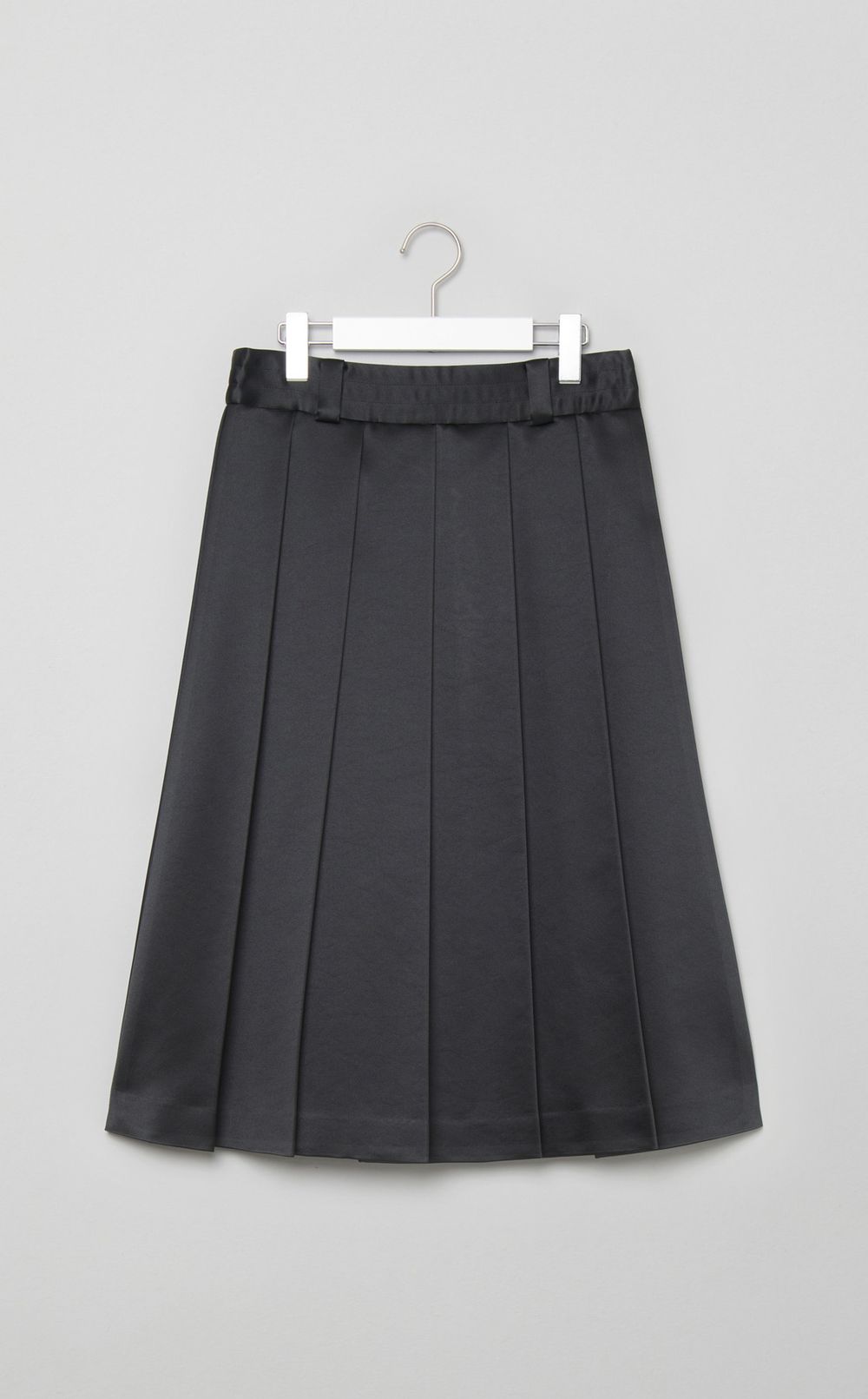 サテンプリーツスカート