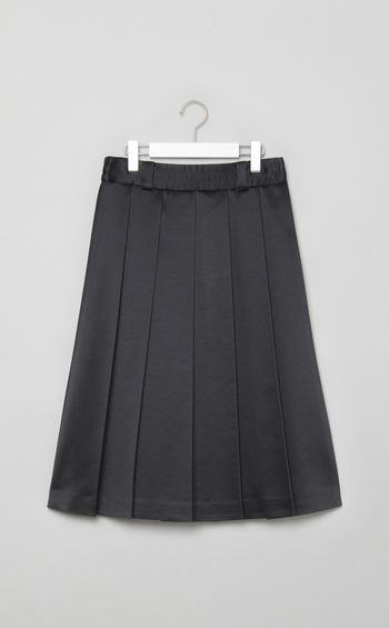 サテンプリーツスカート