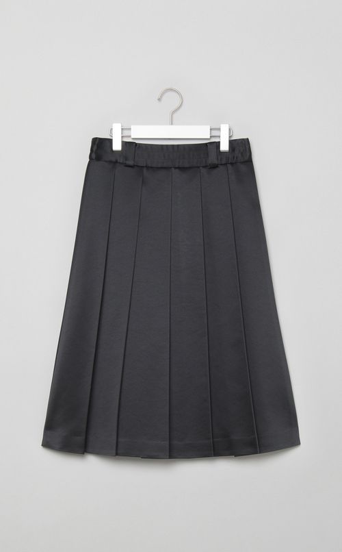 サテンプリーツスカート