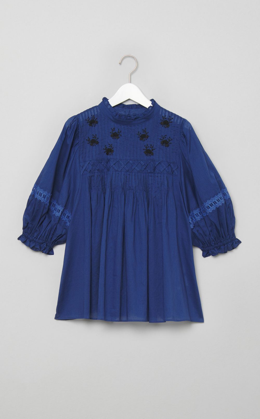 ピンタック刺繍ブラウス