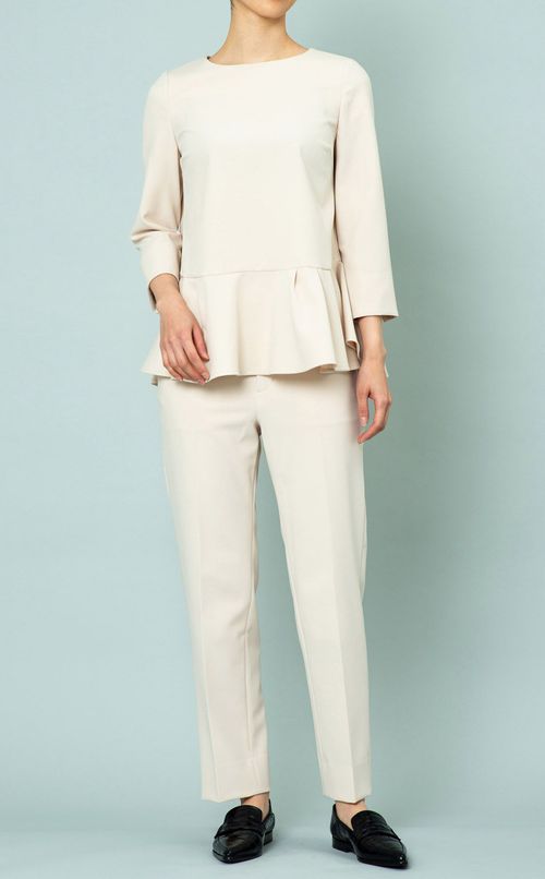 テーパードパンツ