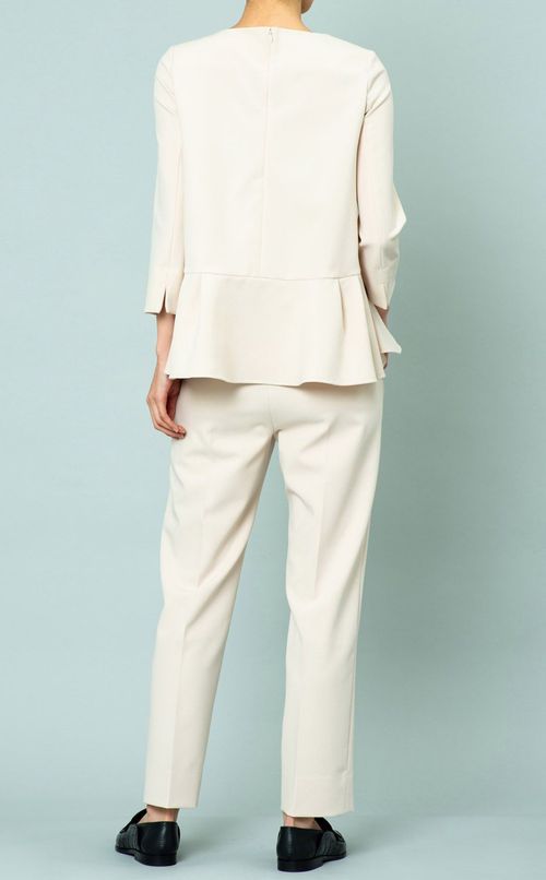 テーパードパンツ