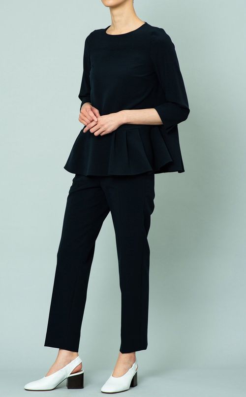 テーパードパンツ