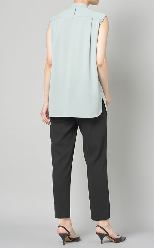 フロントフリルスリーブレスブラウス