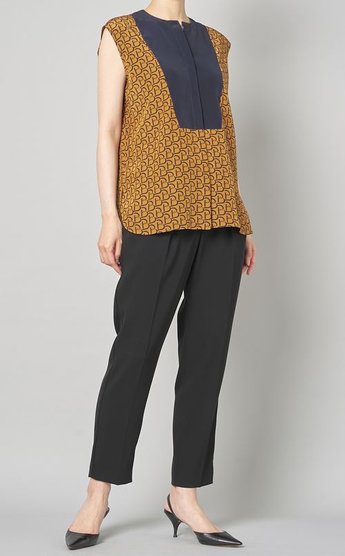 モノグラムプリントノースリーブブラウス