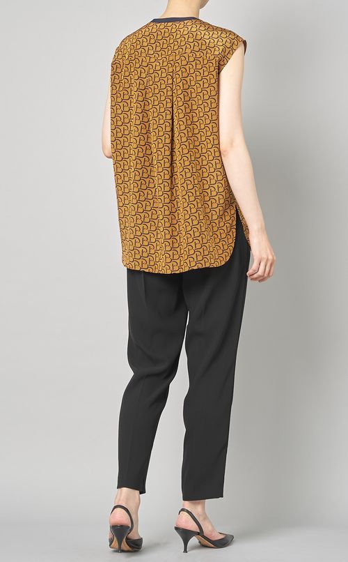 モノグラムプリントノースリーブブラウス