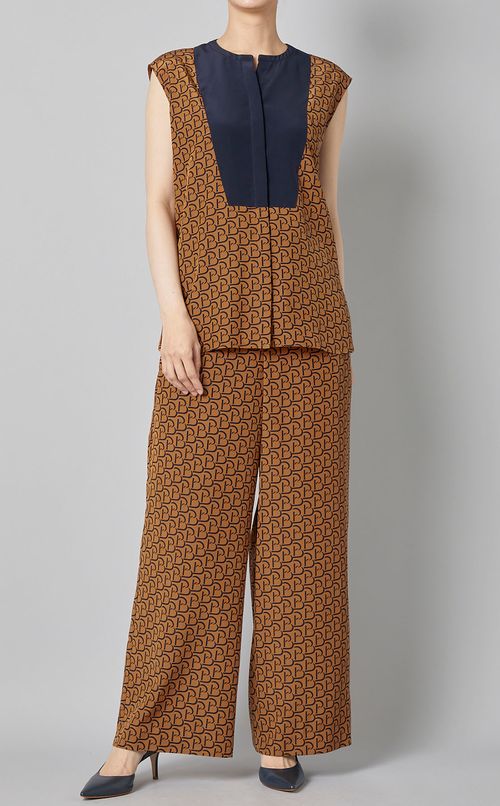 モノグラムプリントノースリーブブラウス