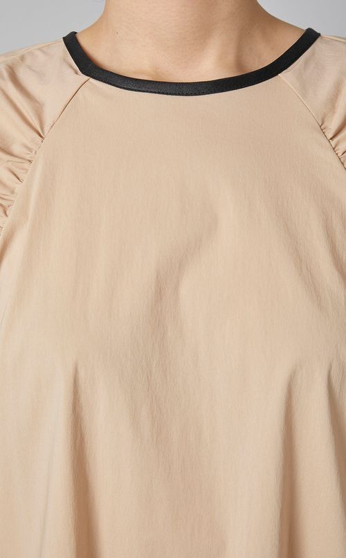 パイピングギャザースリーブブラウス