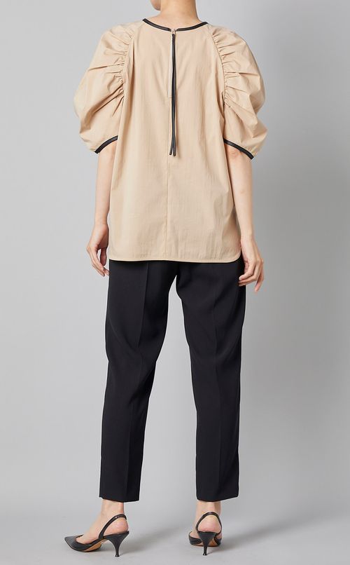 パイピングギャザースリーブブラウス