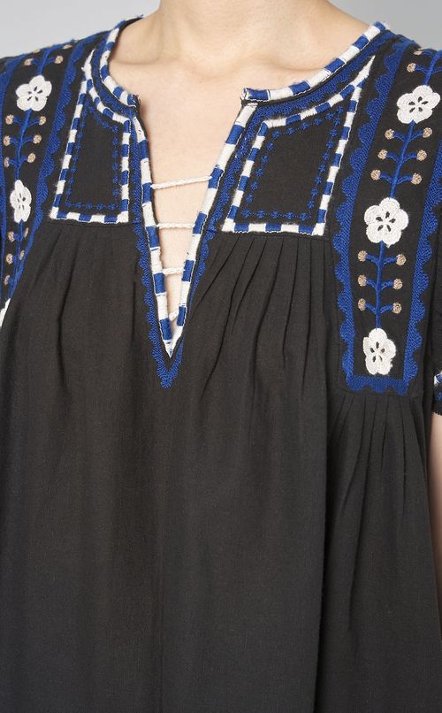 エンブロイダリーノースリーブブラウス