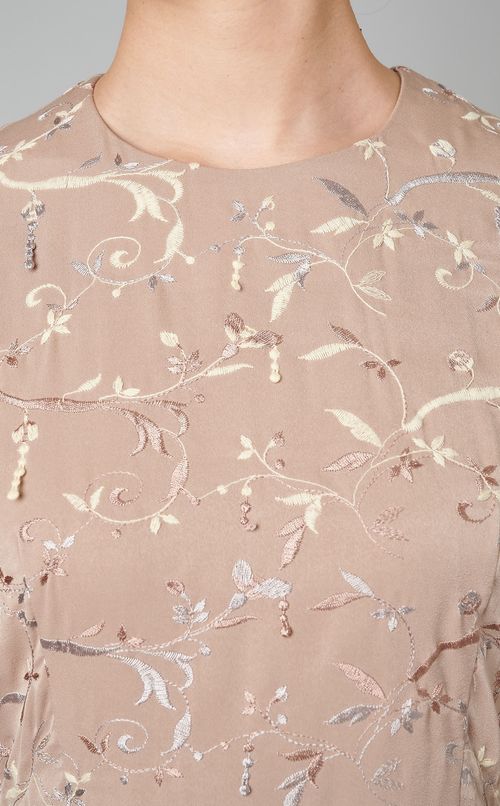 フラワー刺繍ワンピース