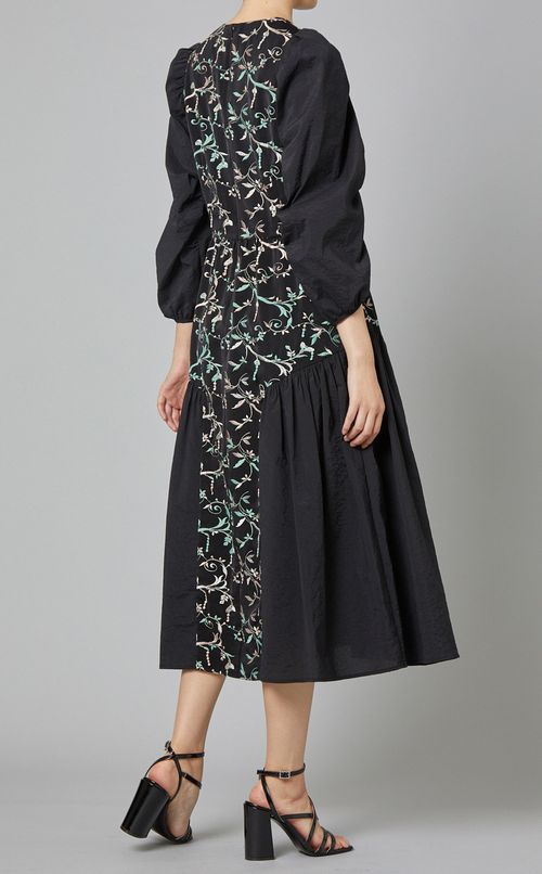 フラワー刺繍ワンピース