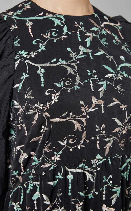 フラワー刺繍ワンピース