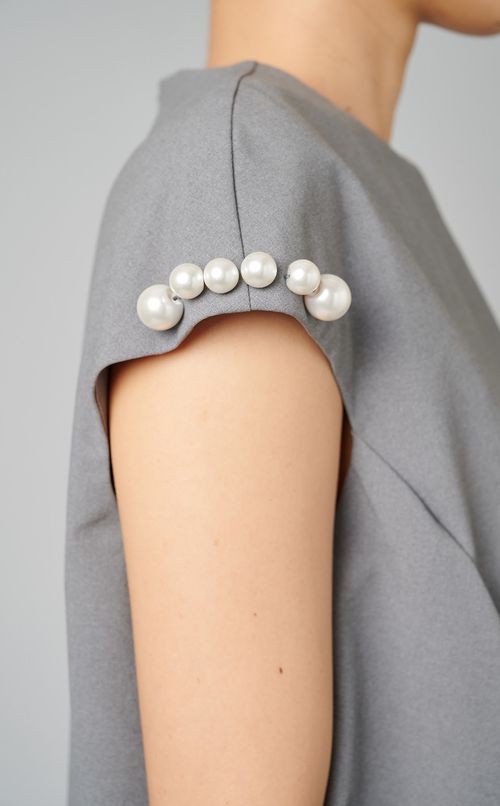 カップスリーブバックフリルブラウス