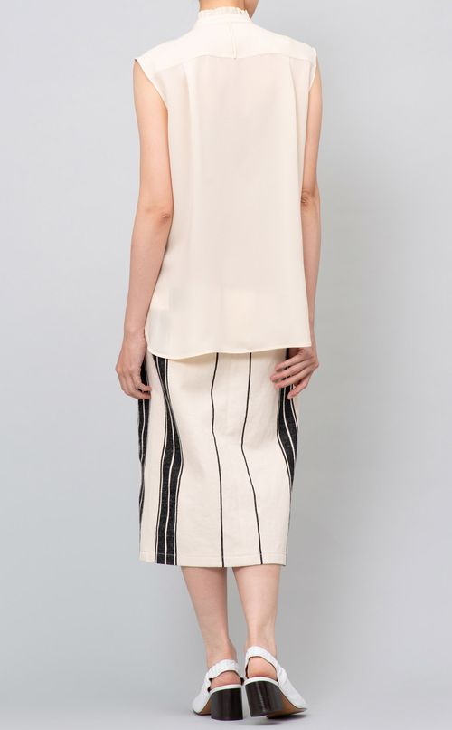 フロントプリーツノースリーブブラウス