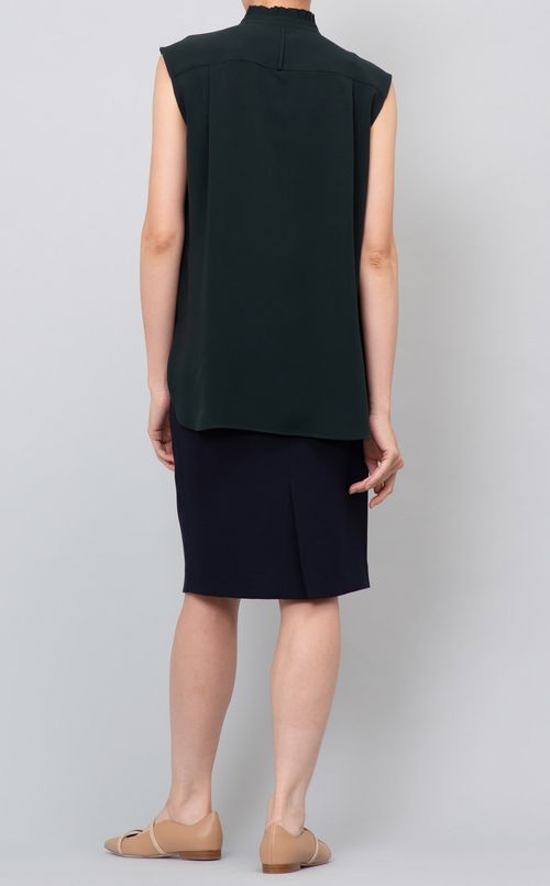 フロントプリーツノースリーブブラウス