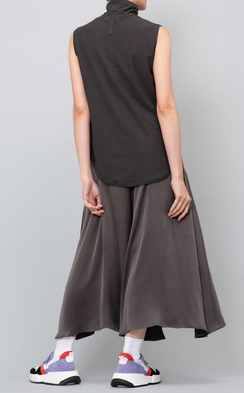 ハイネックノースリーブブラウス