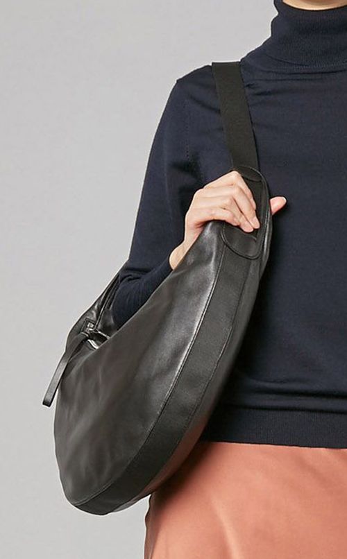 レザーハーフムーンショルダーバッグ