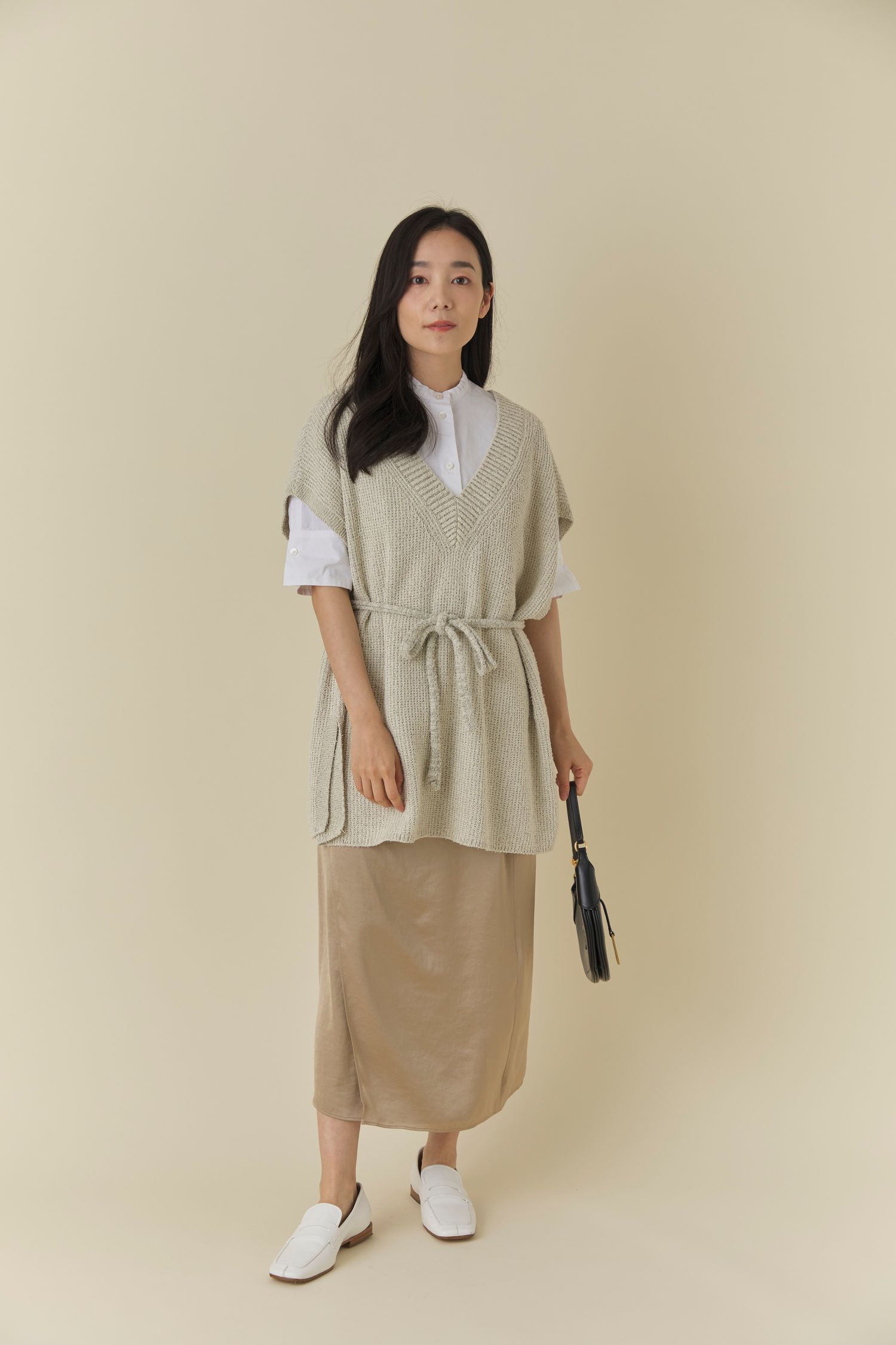 9月中旬におすすめの半袖シャツ×ニットベスト×スカート