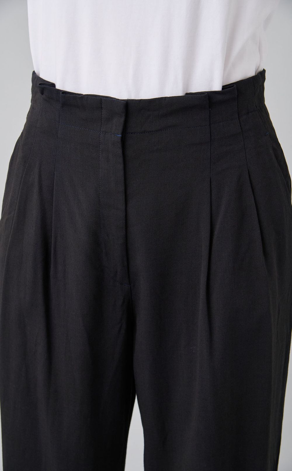 【reADdress】ウール混ストレッチ裾絞りパンツ