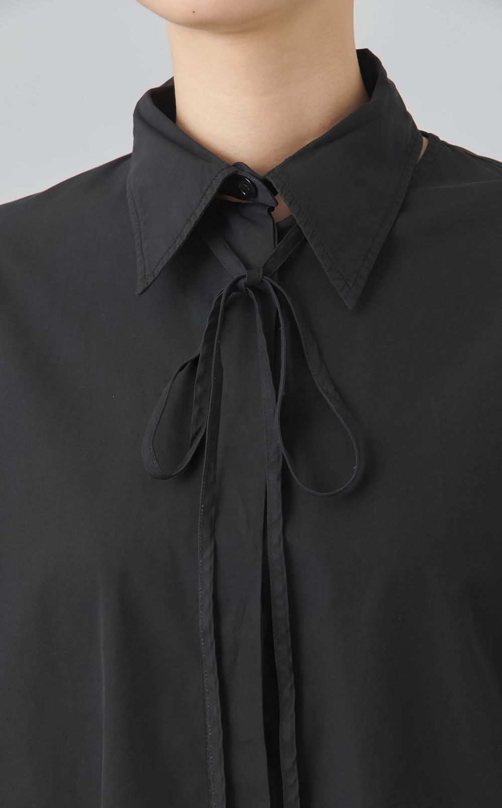 バックネックオープンシャツ