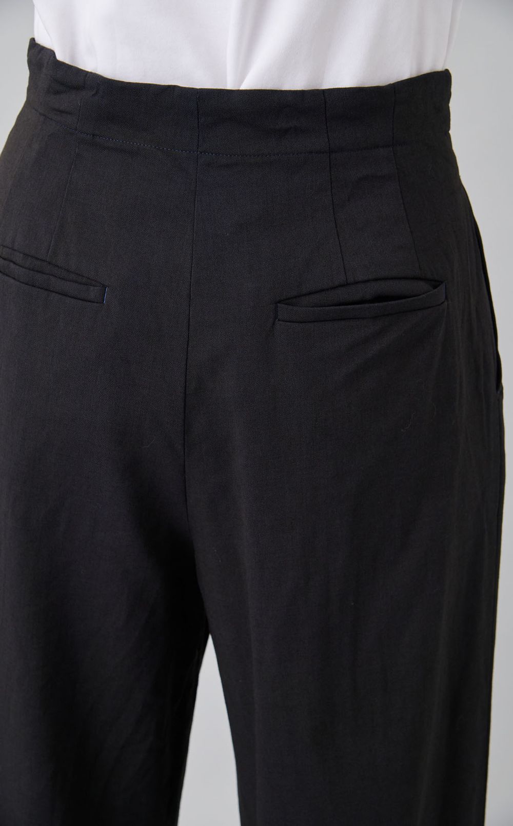 【reADdress】ウール混ストレッチ裾絞りパンツ