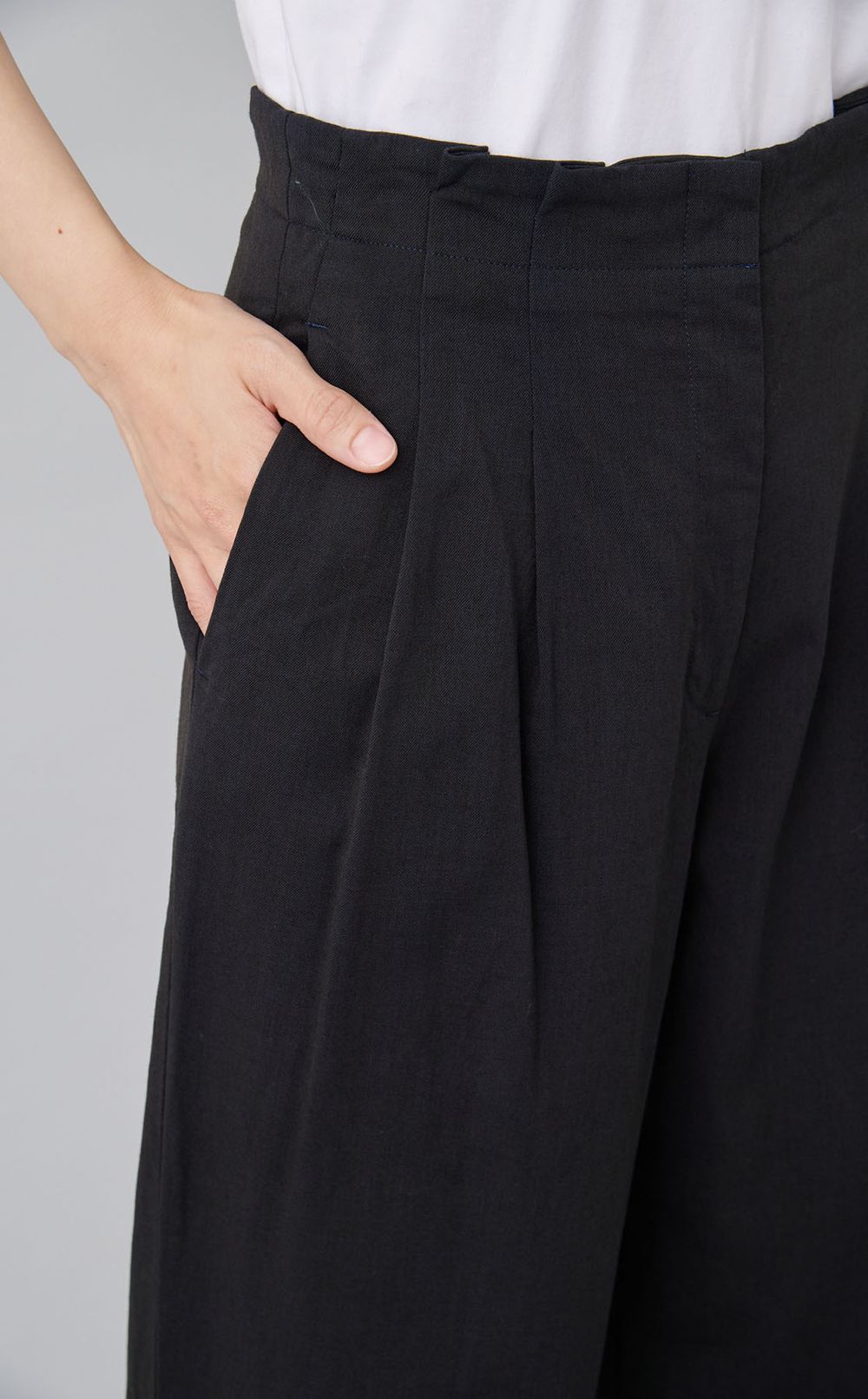 【reADdress】ウール混ストレッチ裾絞りパンツ