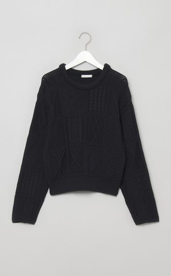 クルーネックケーブルニット