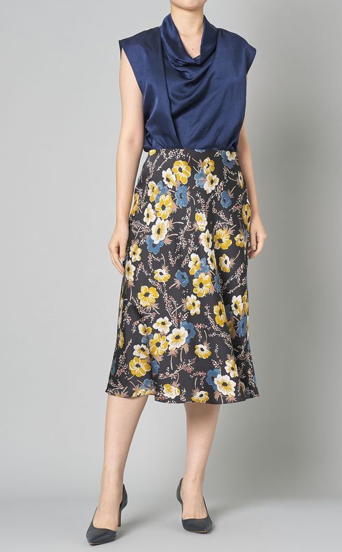 サテンスリーブレスドレープブラウス