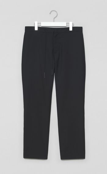 スリムテーパードスラックス