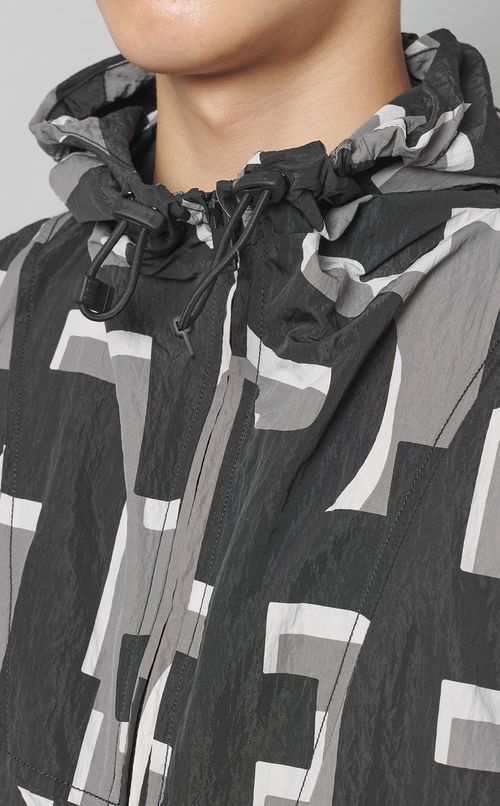 ロゴプリントナイロンパーカー