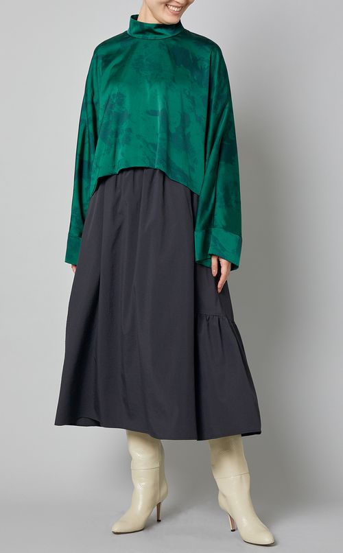 サテンハイネックブラウス