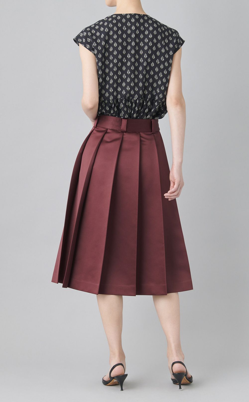 サテンプリーツスカート