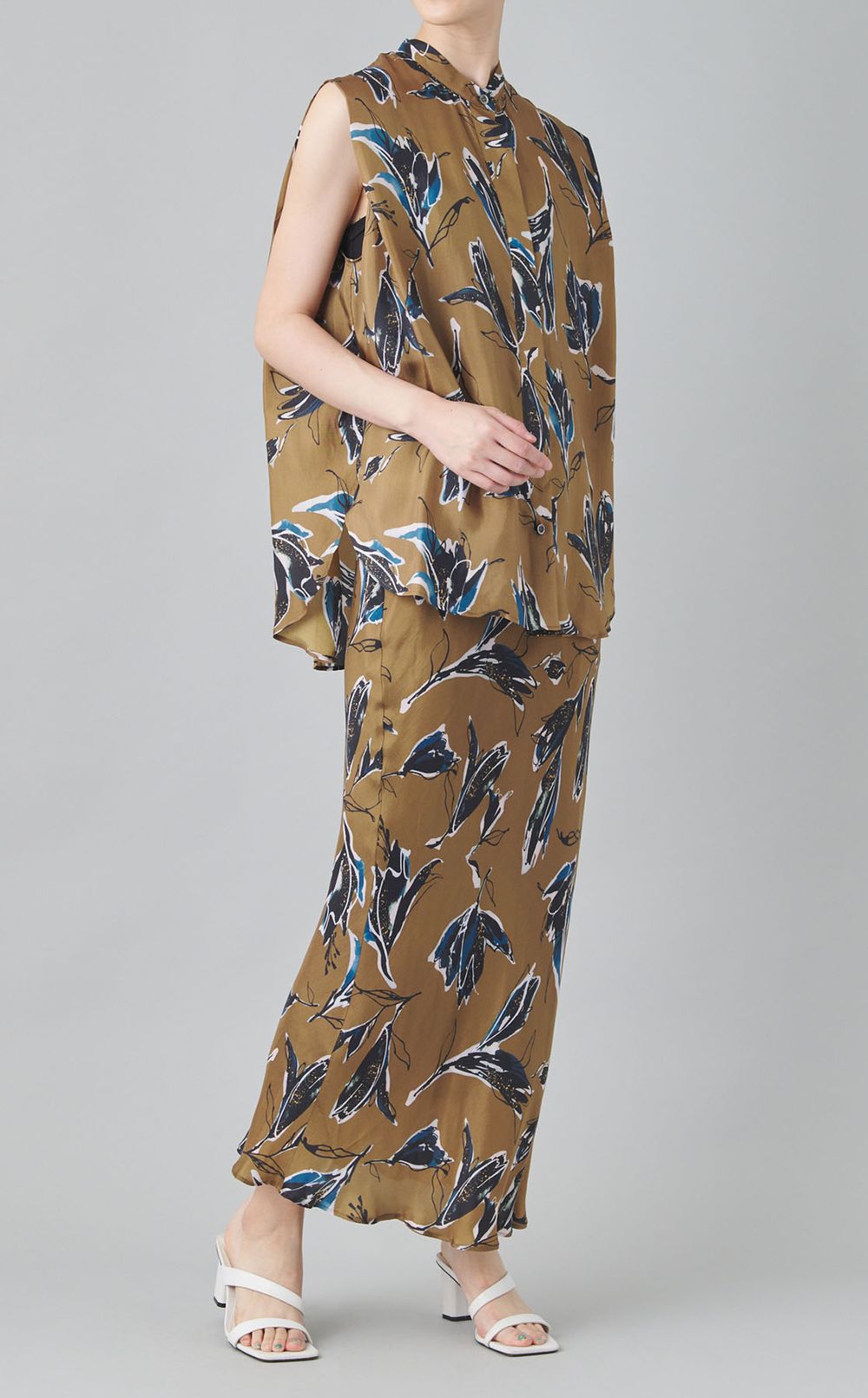 フラワープリントノースリーブブラウス