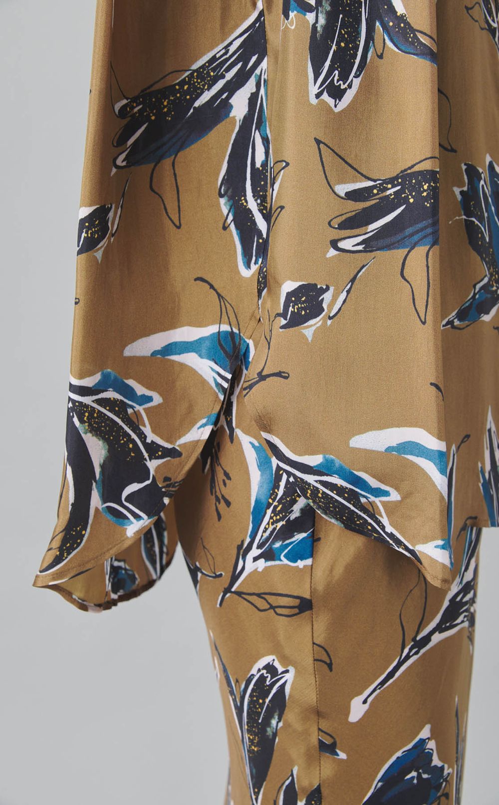 フラワープリントノースリーブブラウス